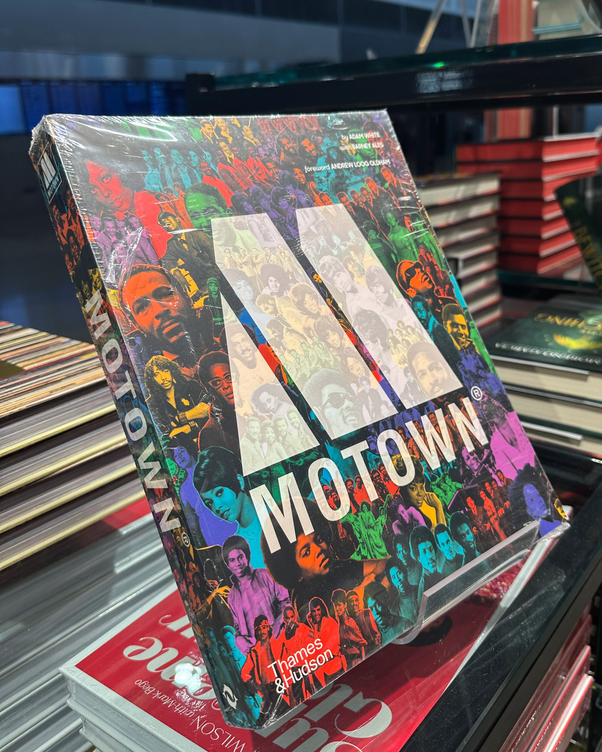 04_Motown Greatest Hits Detroit Metropolitan Wayne County Airport Shopping, Motown Greatest Hits Travel Shop, Motown Book
